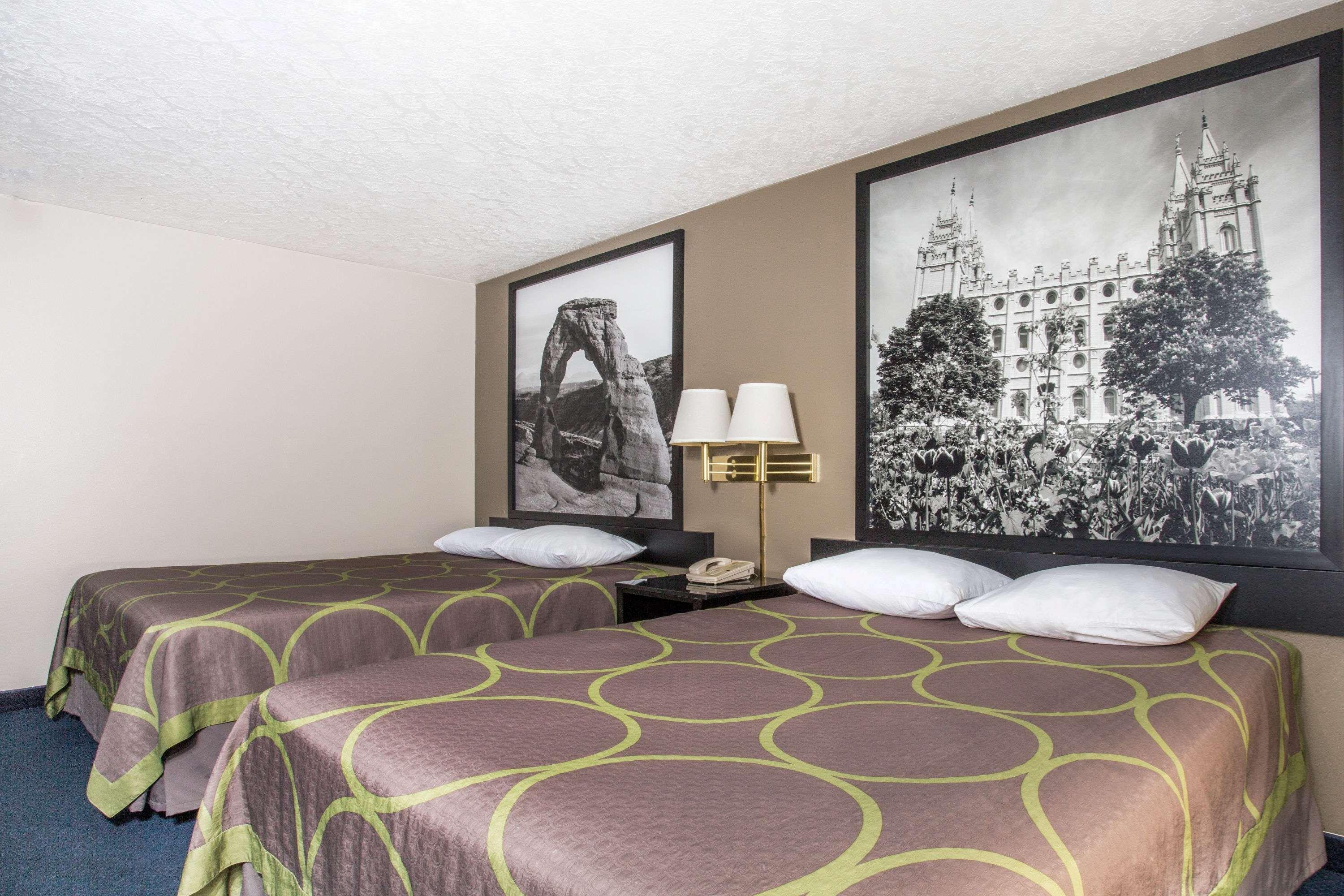 Super 8 By Wyndham Logan Hotell Exteriör bild