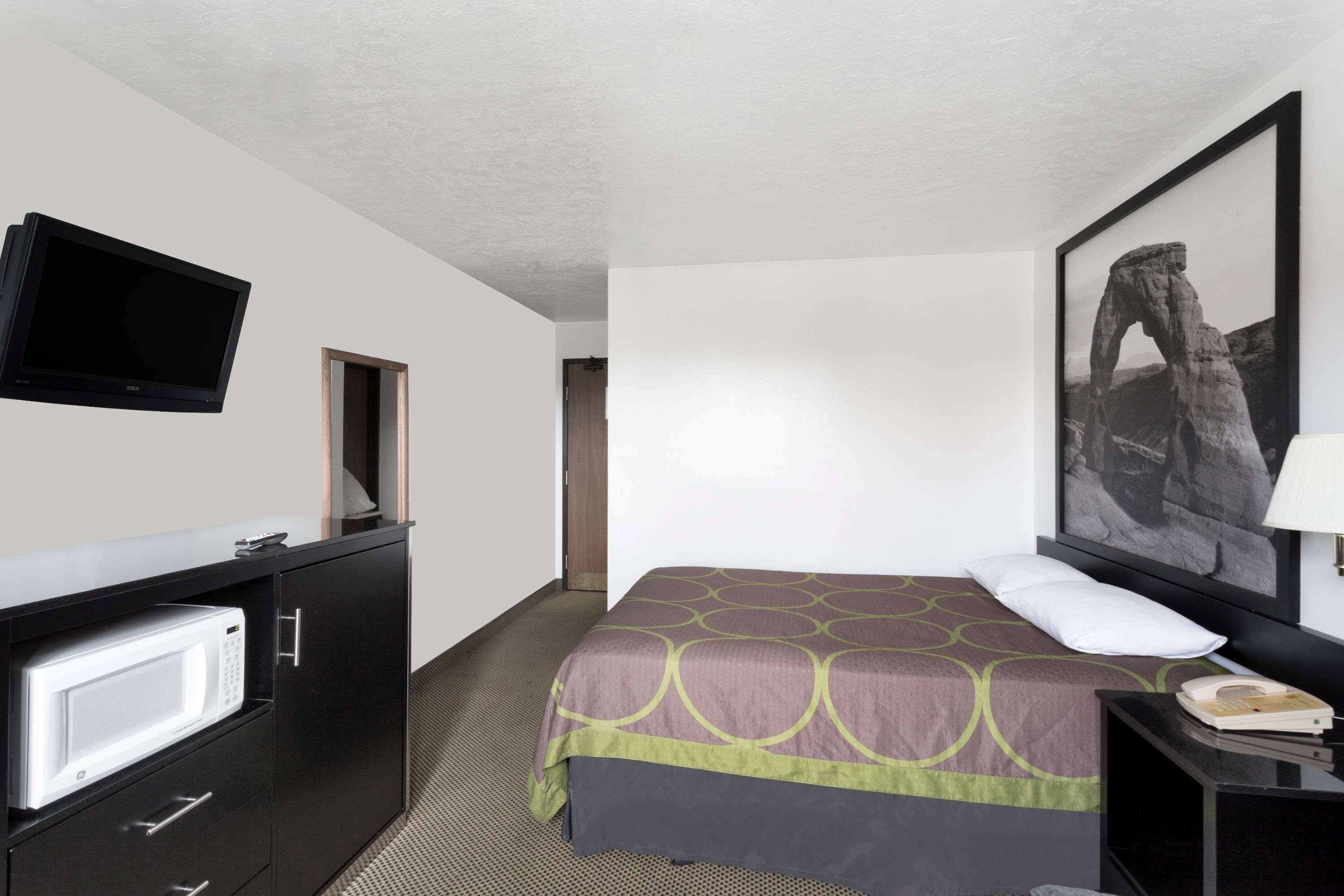 Super 8 By Wyndham Logan Hotell Exteriör bild